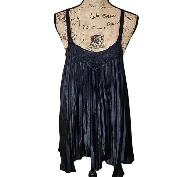 VICTORIA'S Secret Black Pleated Satin Mini Dress Night Gown. Size Medium - Picture 2 of 8